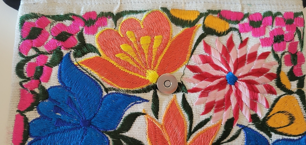 Embroidered clutch - Picture 4 of 4